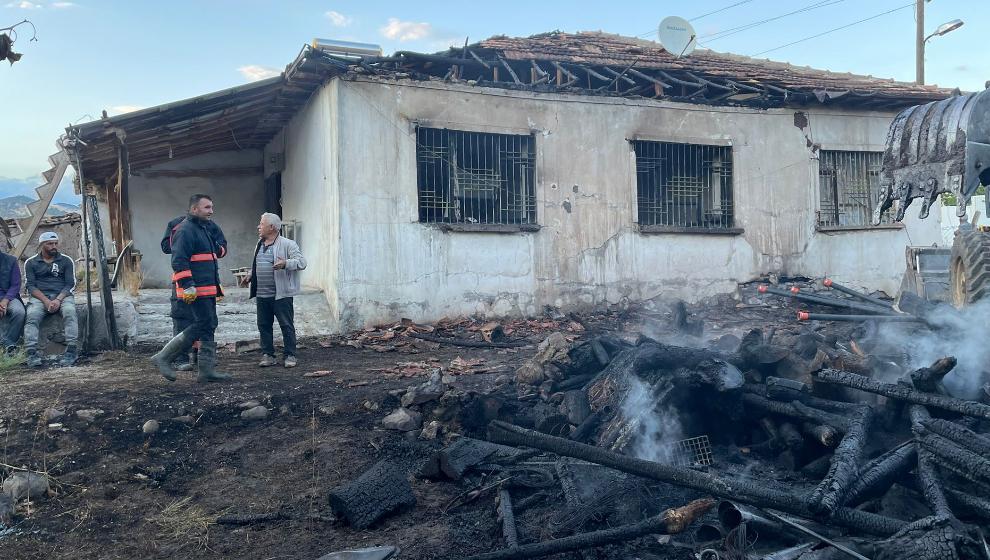 Depoda Çıkan Yangında Tonlarca Odun Yandı