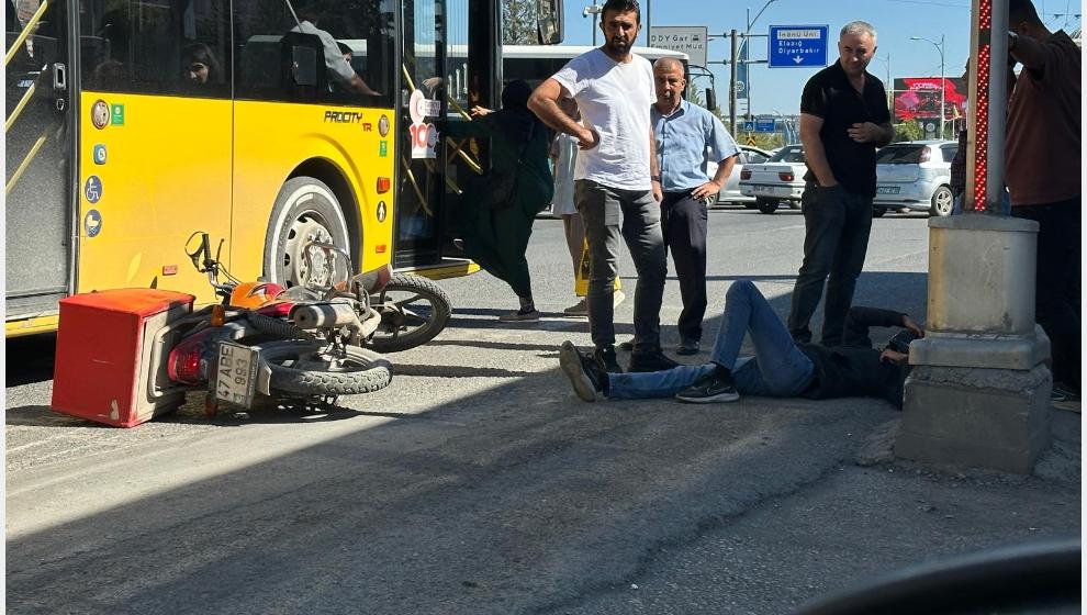 Otobüs İle Çarpışan Motosikletin Sürücüsü Yaralandı