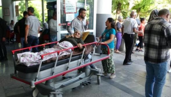 Malatya'da Depreme Hastanede  Yakalanan Hastaları  Dışarı çıkardılar..