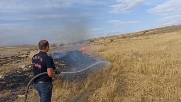 Malatya'da 2 Bin 500 Dekar Alanda Etkili Olan Anız Yangını Söndürüldü