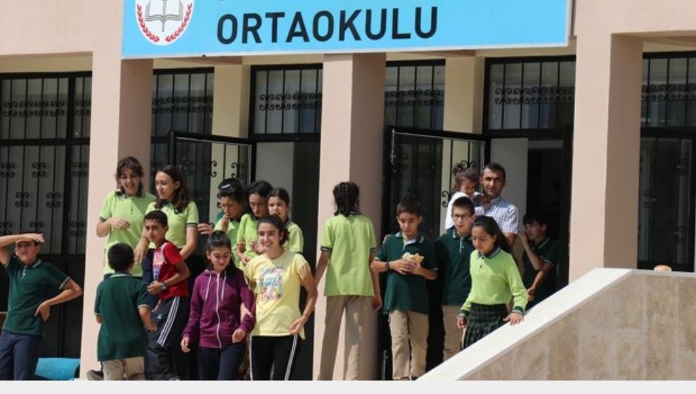 Depremden   Dolayı Okullar 1 gün tatil edildi.