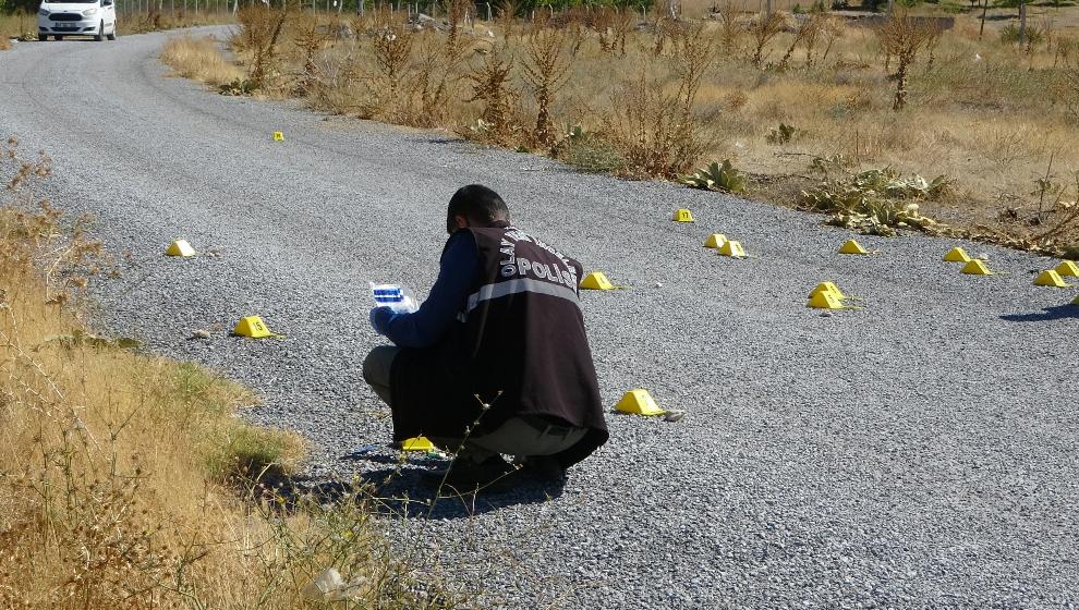 İki Grubun Mezarlıktaki Silahlı Çatışmasında Kurşunlar Havada Uçuştu