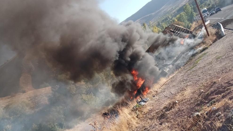 Kontrolden Çıkan Tır Şarampole Yuvarlanıp Alev Aldı: 1 Yaralı