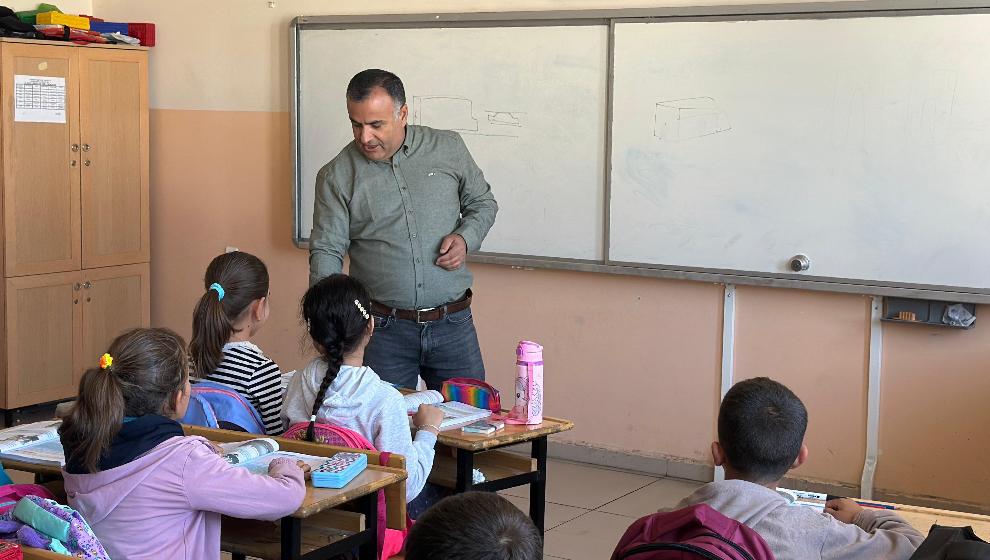 Yusuf Öğretmen Aldığı 'Heimlich' Eğitimi İle Öğrencisini Ölümden Kurtardı