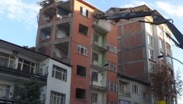 Bakan Kurum Talimat Verdi.Adem Çavuş Apt.Yıkıldı.