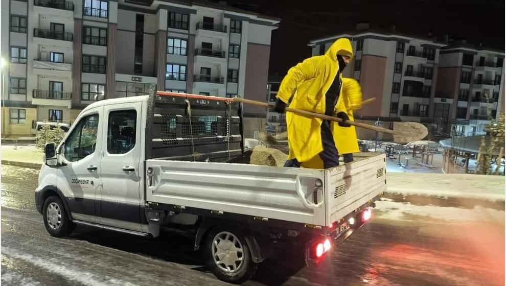 Doğanşehir'de karla mücadele çalışmaları devam ediyor