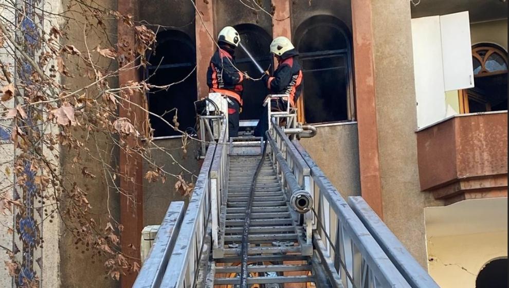 Hasarlı binada çıkan yangın söndürüldü