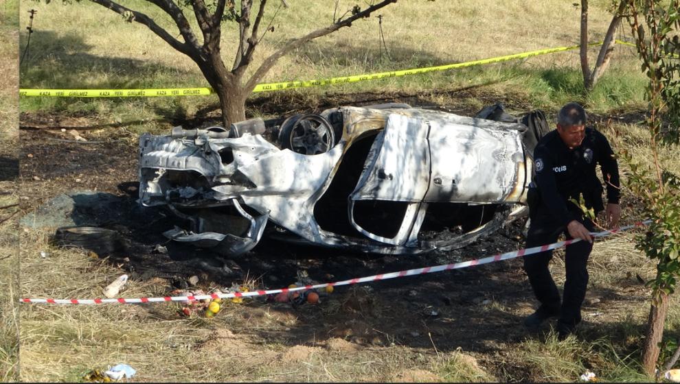 Kontrolden çıkıp bahçeye uçan araç yanarak küle döndü: 2 ölü