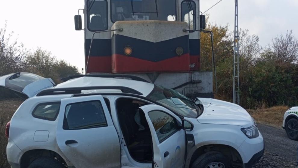 Ticari Araca   Tren  Çarptı,Yaralılar Var..