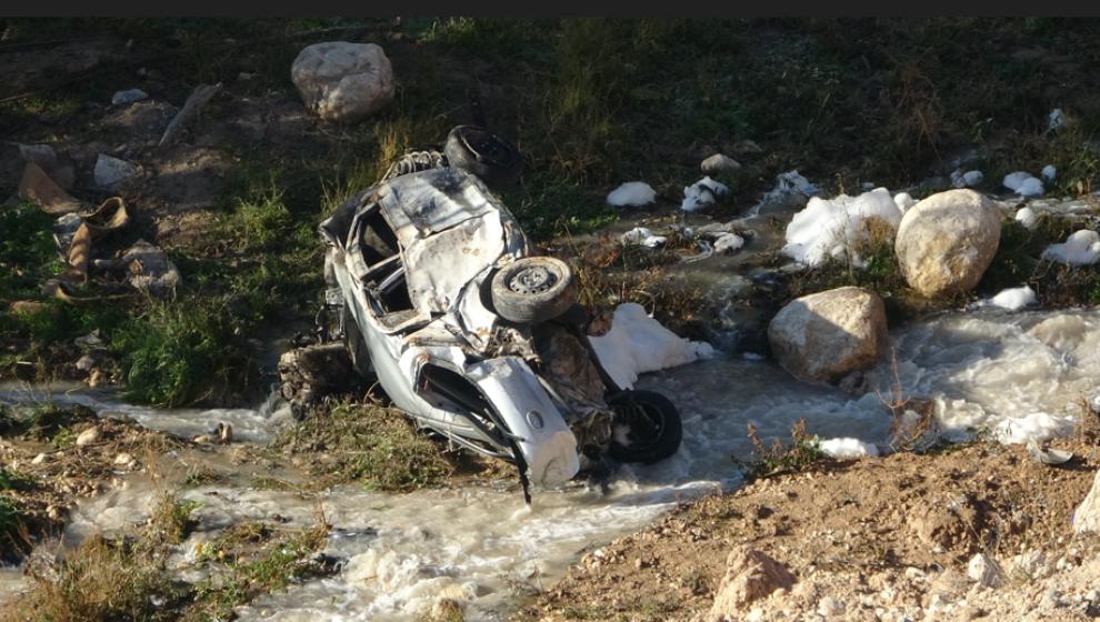 Trafiğe kapalı yola giren araç dere yatağına uçtu: 1 ölü