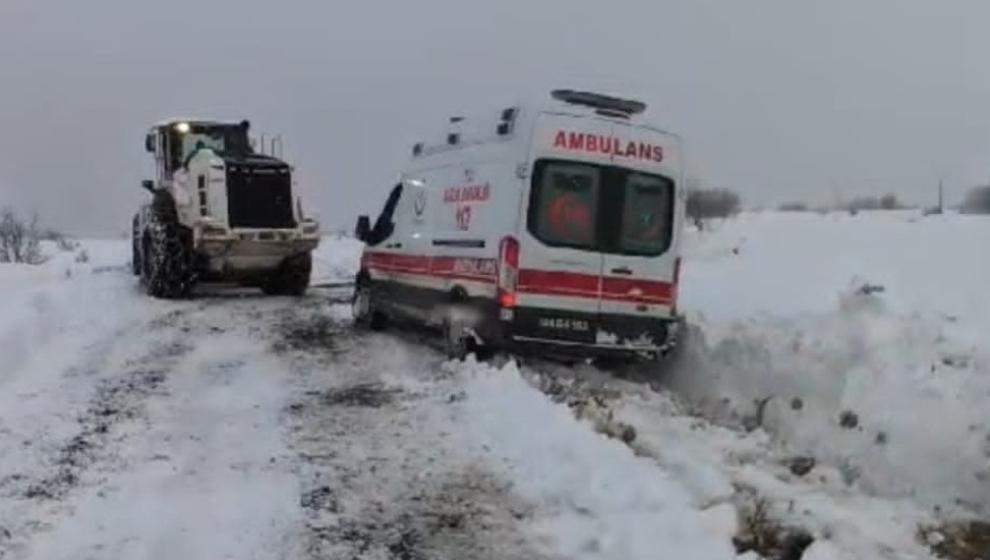 Hasta Almaya Giderken Kara Saplanan Ambulansı Ekipler Kurtardı