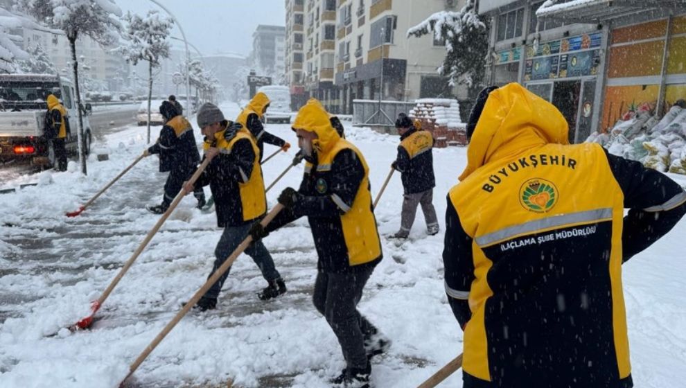 Kar  Yağışı Durdu.Belediyeler  Kapalı Yolları Açıyor..