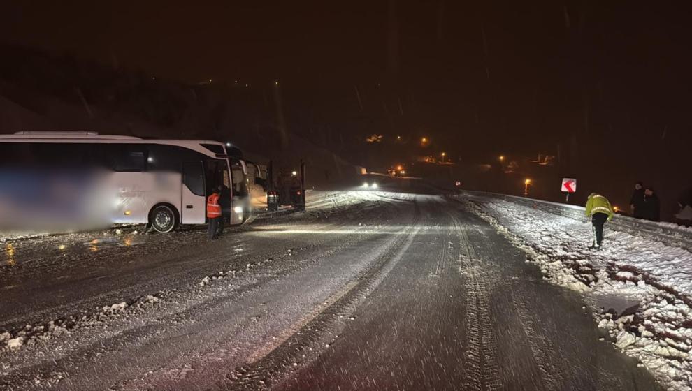 Yolcu Otobüsü İstinat Duvarına Çarptı: 9 yaralı