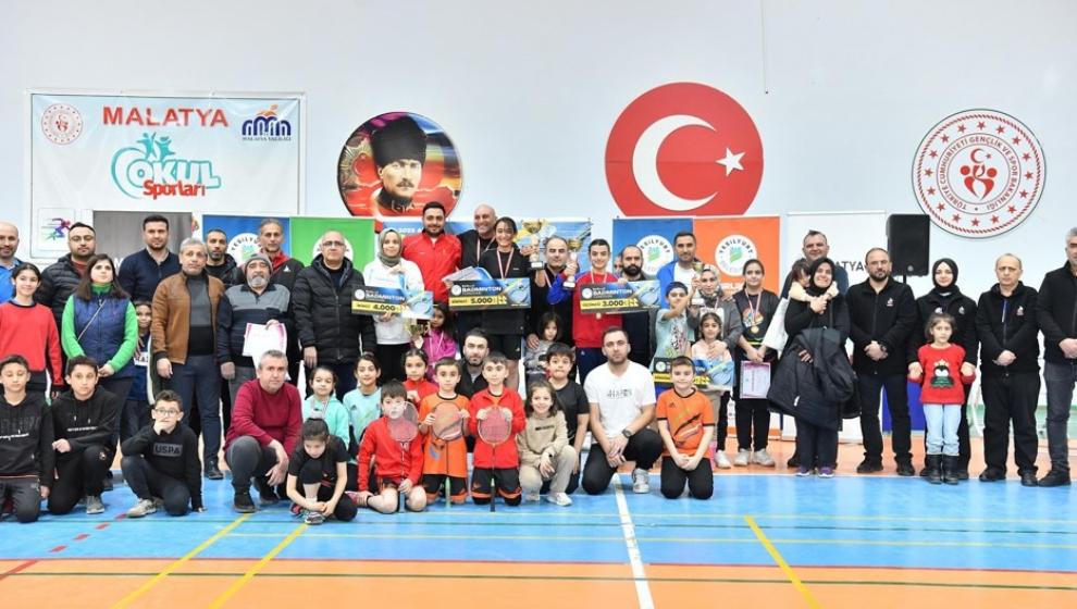 Ödüllü ‘Aileler Arası Badminton Turnuvası’ büyük bir heyecana sahne oldu.