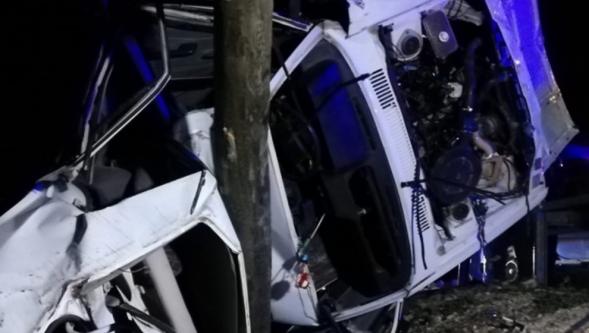 Aydınlatma Direğine  Çarptı.1 ölü  2  Yaralı.