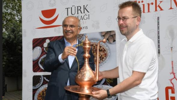 Elimizin Altında Olduğu İçin Fark Etmiyoruz Ama......