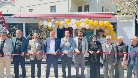 Gönültaş Ailesi'nin sahibi olduğu Grace Bouyique adlı iş yerinin açılışı gerçekleşti.