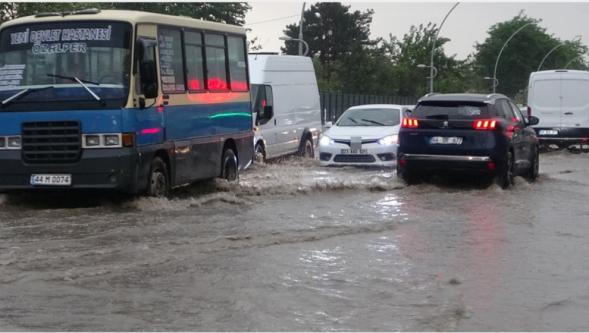Malatya'da  Yol ve Hastanenin Tavanı çöktü.