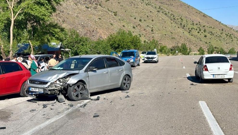 2 Araç Çarpıştı  Yaralılar  Var..
