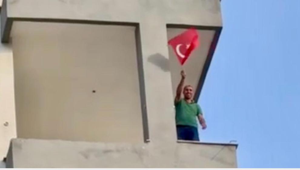 Ağır Hasarlı Binaya Çıktı Türk Bayrağını Aldı,Sonra Yıktı..