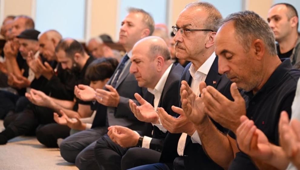 Bayram Namazı  05.34  de kılındı.