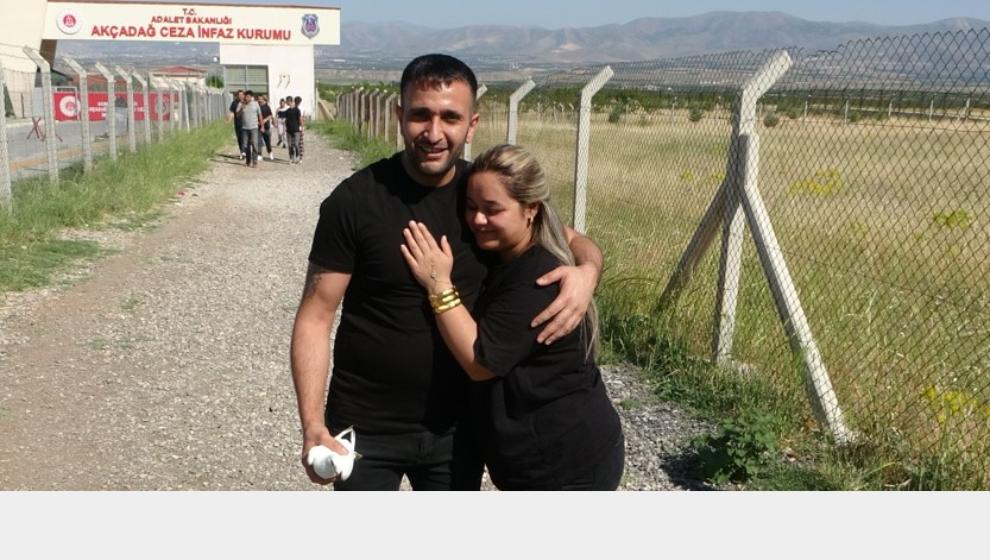 Eşini Güvercinle  Karşıladı.
