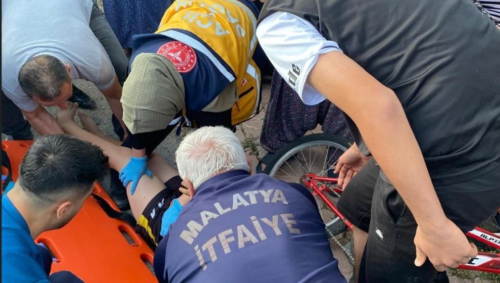 Otomobil Bisikletli Çocukların Arasına Daldı