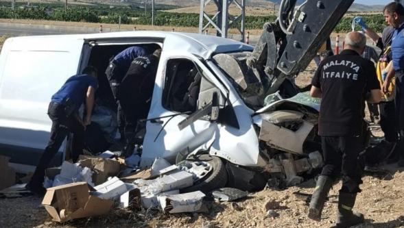 Ticari Aracın Freni Boşaldı. Kontrolden çıktı Kaza Yaptı.