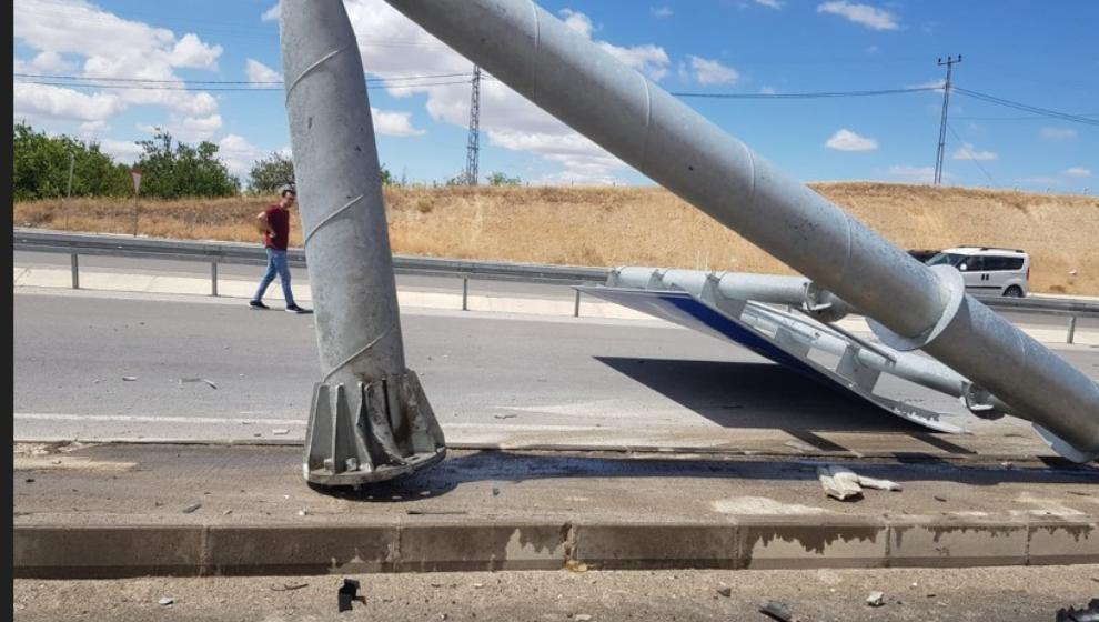 Hafriyat Yüklü Kamyon Yol Kenarındaki Yön Tabelasına Çarptı.
