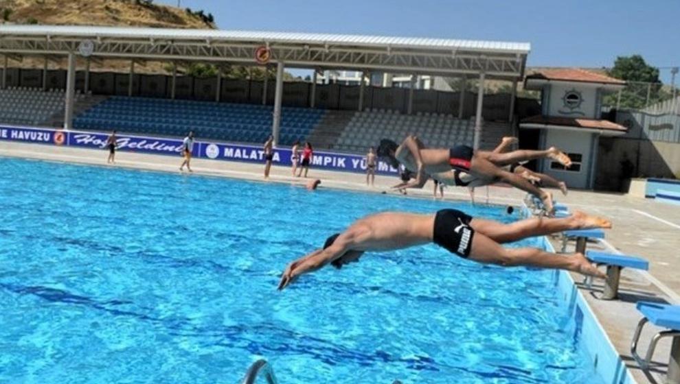 Olimpik Açık Yüzme Havuzu Açıldı
