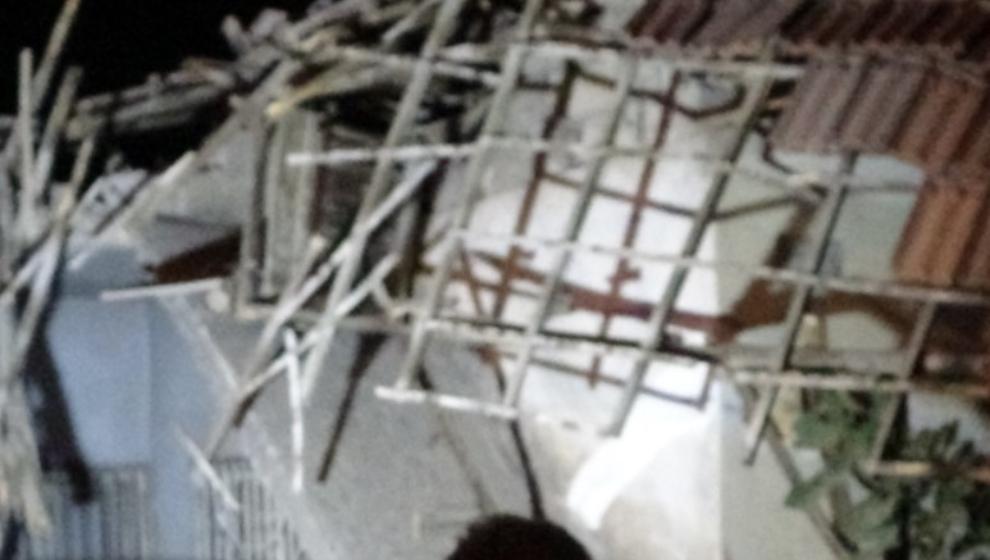 Çatısı Çöktü, Vatandaş Deprem Oldu  Zannetti.