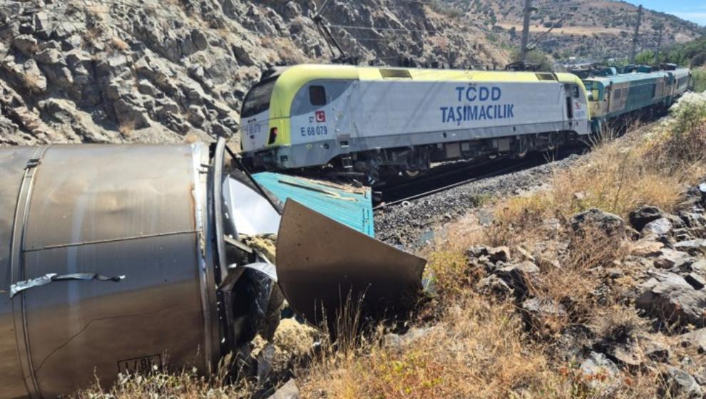 2 Tren Kafa Kafaya Çarpıştı. 1 Kişi  Yaralandı