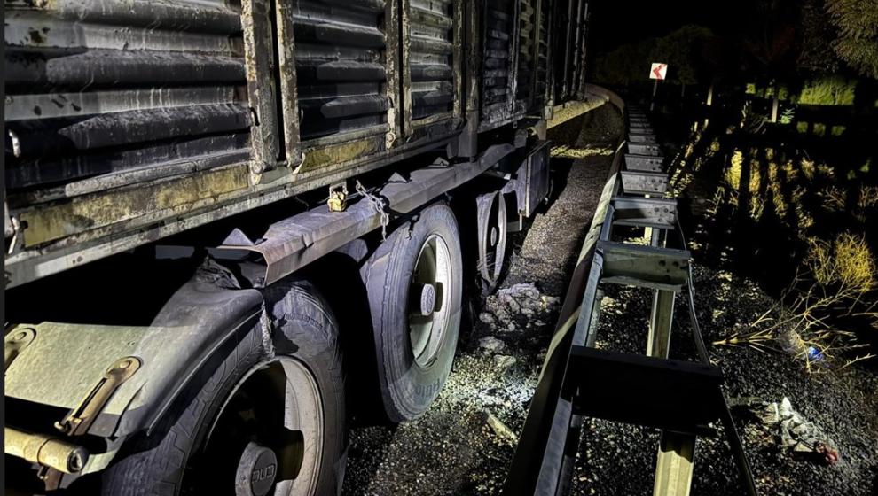 Erkenek Tüneli Yakınlarında  Çekici Alev Aldı