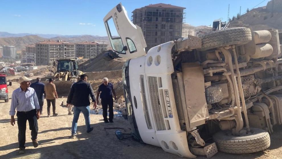 Kontrolden Çıkan Hafriyat Kamyonu Devrildi: 1 Yaralı