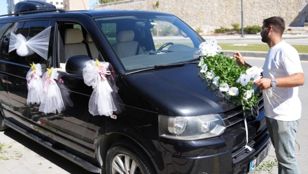 Makam Aracı Depremzede Çiftin Gelin Arabası Oldu.