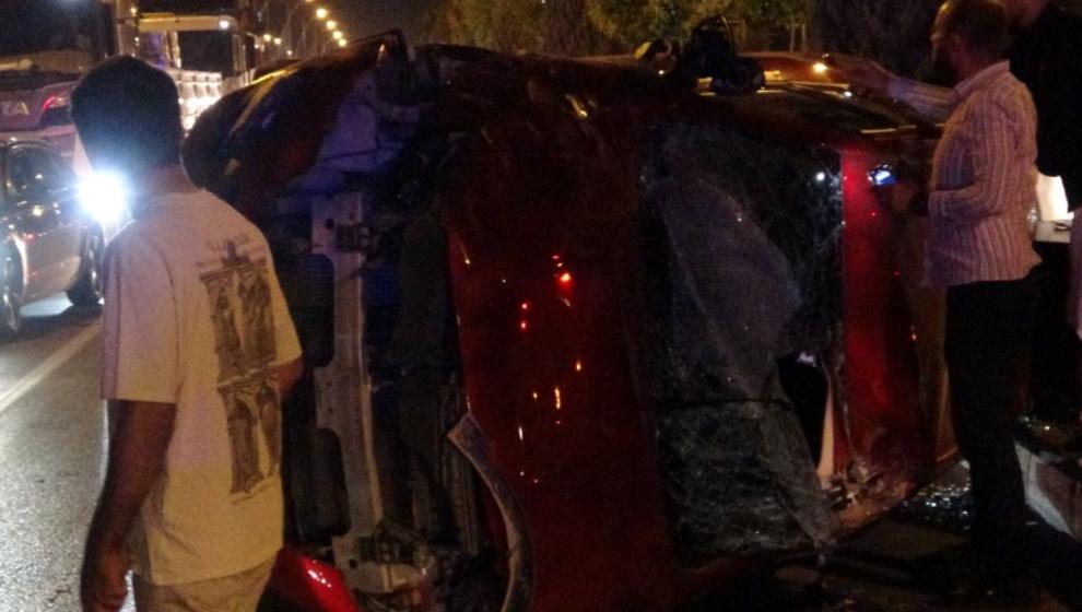 Önce Araca Sonra Refüje Çarptı  Karşı Şeride Geçti..