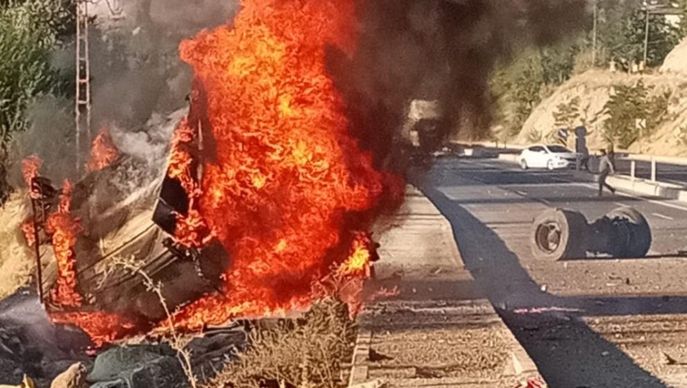 Otobüs İle Tır Çarpıştı,Tır Devrildi: 1 Yaralı