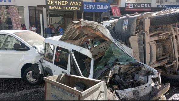Freni Patlayan  Kamyon Ortalığı Savaş Alanına Çevirdi.