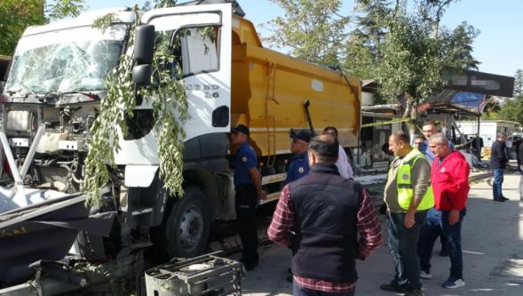 Kontrolden Çıkan Hafriyat Kamyonu İş Yerlerine Daldı