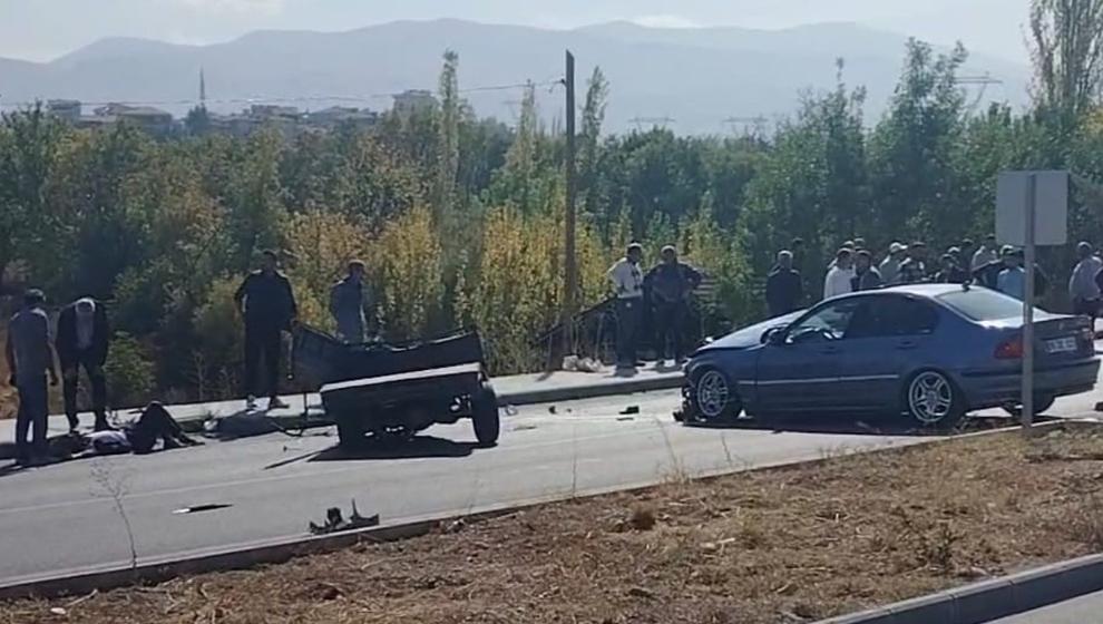 Çapa Motoru İle Otomobil  Çarpıştı .Yaralılar Var