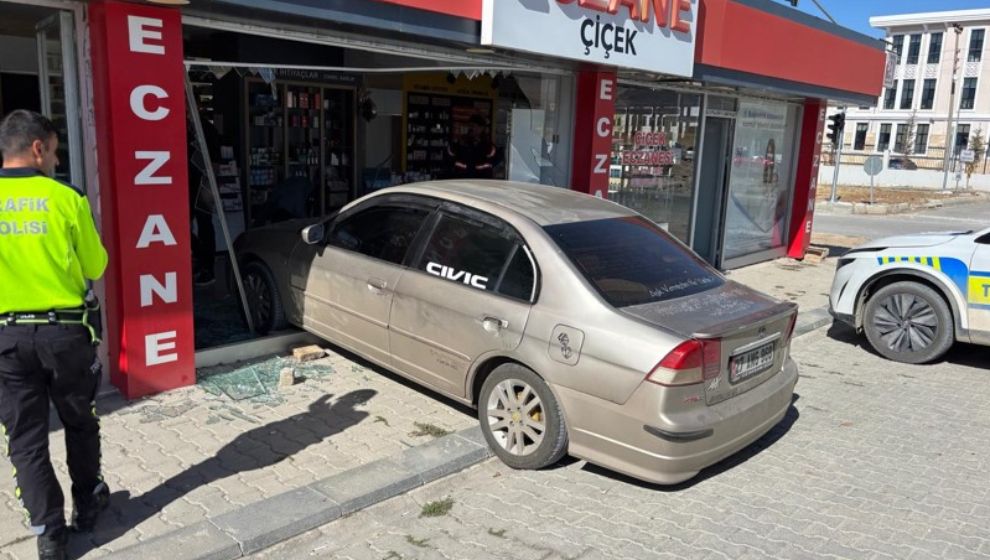 El freni çekilmeyen Araç Eczaneye Girdi