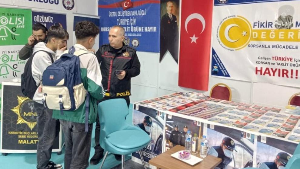 Emniyet ,Kitap Fuarımda Bilgilendirme Yapıyor.