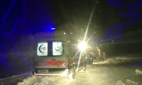 Kar nedeniyle mahsur kalan hastaya güçlükle ulaşıldı