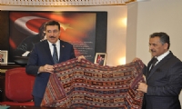 Tunceli Valisi Osman Kaymak Bakan tüfenkci'ye  yöresel motifli kilim hediye etti.