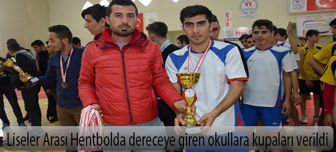 Liseler Arası Hentbolda dereceye giren okullara kupaları verildi