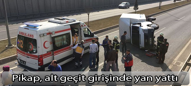 Hızlı olduğu iddia edilen pikap, alt geçit girişinde yan yattı: 3 yaralı