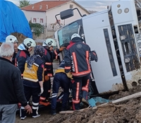 Kontrolden Çıkan Kamyon Devrildi: 1 Yaralı