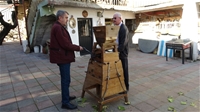 Asırlık Ahşap Bulgur Makinesine Gözü Gibi Bakıyor