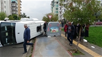 Malatya'da Minibüsle Çarpışan Öğrenci Servisi Devrildi