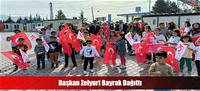 Başkan Zelyurt Bayrak Dağıttı